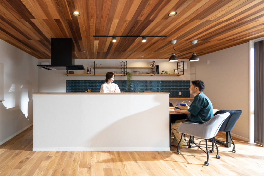 奥様のこだわり、温かみを感じるダイニングキッチン