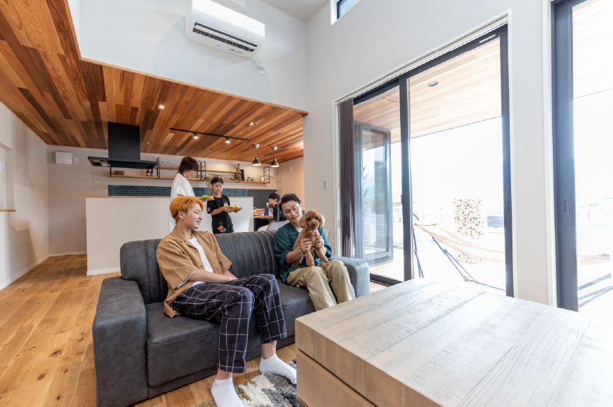 ウッドデッキと繋がるLDK