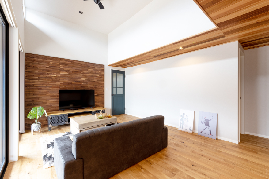 窓から差し込む光が平屋の魅力を引き立てる